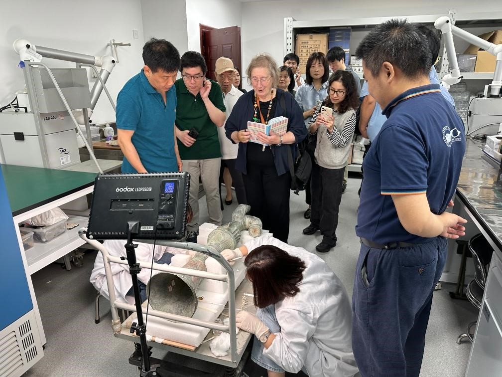 2024年5月28日，英國考古學(xué)家、牛津大學(xué)教授杰西卡·羅森在文物保護修復(fù)實驗室觀摩文物。新華社發(fā)（四川省文物考古研究院供圖）