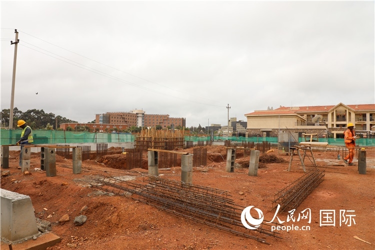 圖為孔子學(xué)院項(xiàng)目施工現(xiàn)場。人民網(wǎng)記者 沈小曉攝。