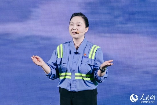 黃英紅講述在互聯(lián)網(wǎng)“種地”的故事。人民網(wǎng)攝