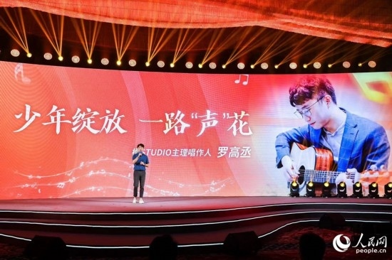 羅高丞在臺(tái)上分享自己的創(chuàng)作心路。人民網(wǎng)攝