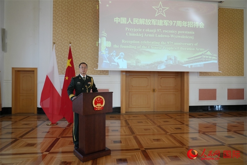 波蘭使館國(guó)防武官?gòu)堃笮Ｔ谡写龝?huì)上致辭。人民網(wǎng)記者 李增偉攝 