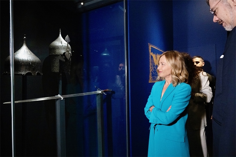 意大利總理梅洛尼參觀展覽“傳奇之旅：馬可·波羅與絲綢之路上的世界”。 (意大利總理府供圖)