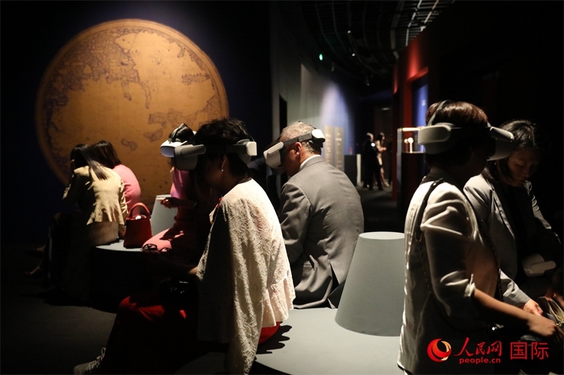 嘉賓在展覽“傳奇之旅：馬可·波羅與絲綢之路上的世界”VR體驗區(qū)參觀。人民網(wǎng) 殷韜攝