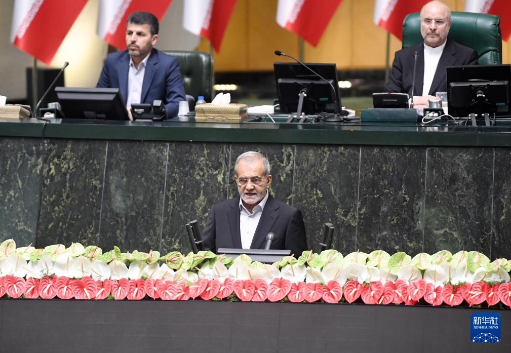 7月30日，佩澤希齊揚（前）在伊朗德黑蘭的伊朗議會宣誓就任伊朗總統(tǒng)后發(fā)表就職演說。新華社記者 沙達(dá)提 攝