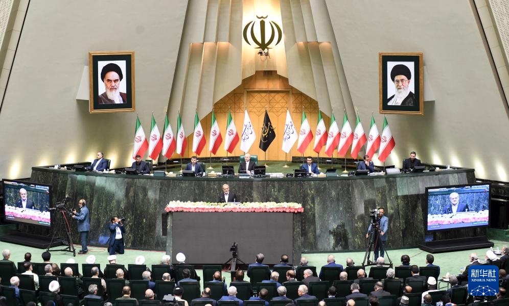 7月30日，佩澤希齊揚（中）在伊朗德黑蘭的伊朗議會宣誓就任伊朗總統(tǒng)后發(fā)表就職演說。新華社記者 沙達(dá)提 攝