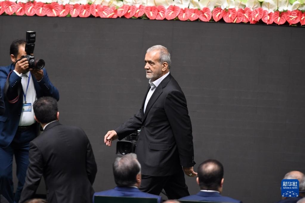 7月30日，在伊朗德黑蘭的伊朗議會，佩澤希齊揚（中）抵達(dá)總統(tǒng)就職典禮現(xiàn)場。新華社記者 沙達(dá)提 攝