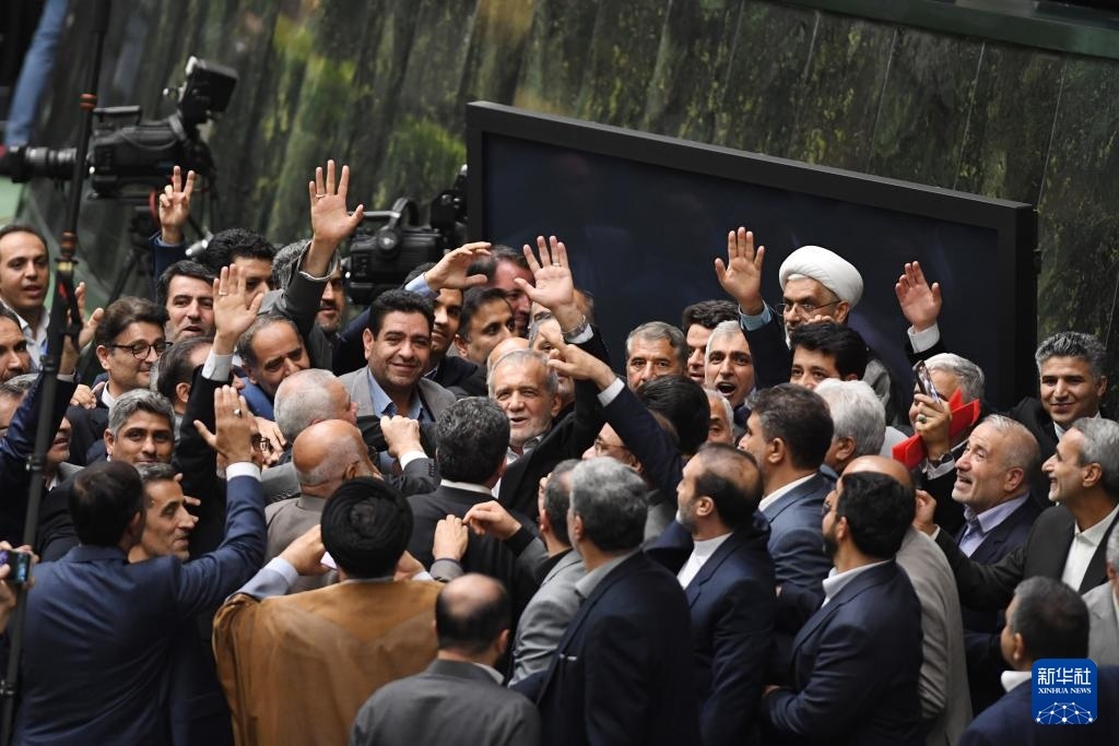 7月30日，在伊朗德黑蘭的伊朗議會，佩澤希齊揚（中）離開總統(tǒng)就職典禮現(xiàn)場時揮手致意。新華社記者 沙達(dá)提 攝