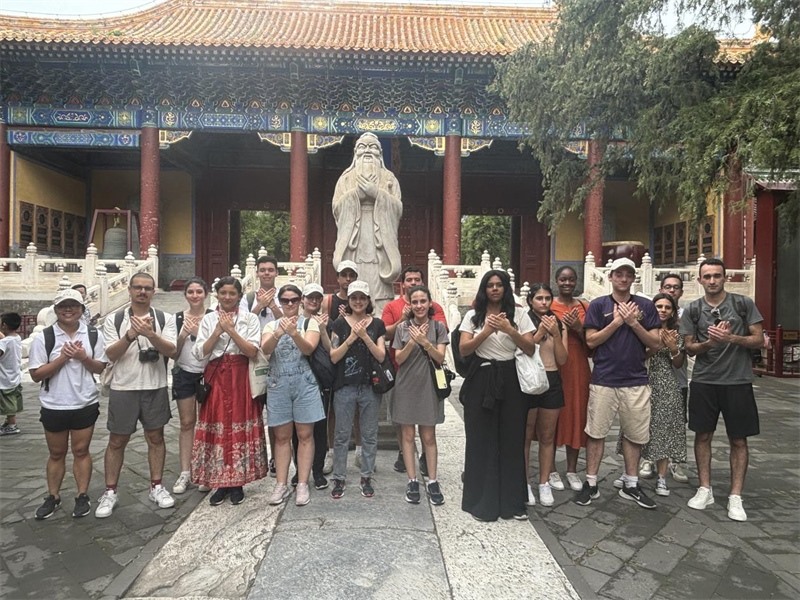 在中國(guó)和巴西共迎兩國(guó)建交50周年之際，巴西圣保羅州立大學(xué)孔子學(xué)院今年7月成功組織多批、近40名巴西青少年來(lái)華進(jìn)行短期訪(fǎng)問(wèn)交流，圖為訪(fǎng)問(wèn)團(tuán)成員參加文化體驗(yàn)活動(dòng)。 巴西圣保羅州立大學(xué)孔子學(xué)院供圖