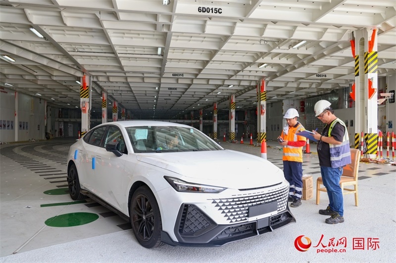 工人正在進行卸車作業(yè)。人民網(wǎng)記者 任皓宇攝