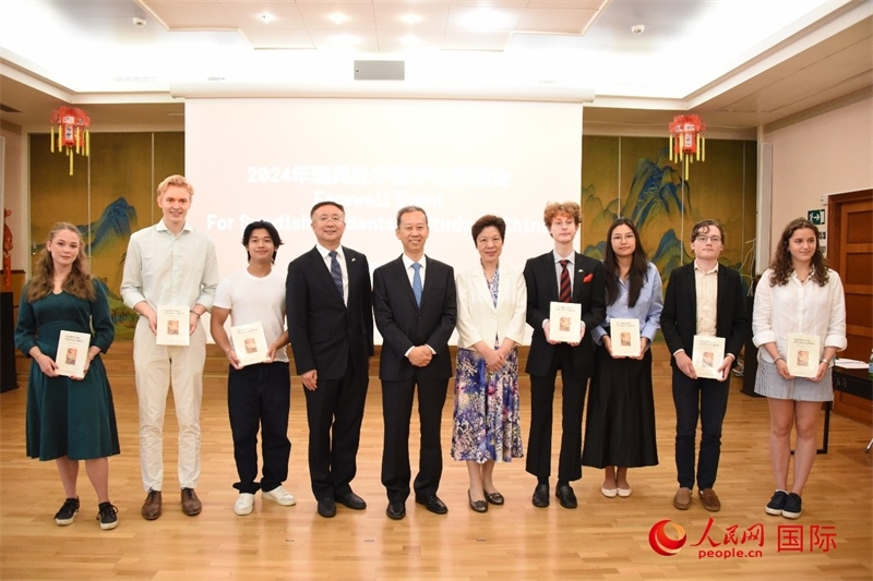 中國駐瑞典大使崔愛民與赴華瑞典留學(xué)生合影。人民網(wǎng)記者 殷淼攝