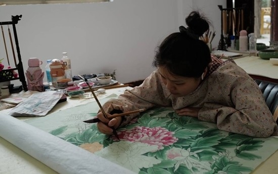 當(dāng)?shù)剞r(nóng)民畫師正在作畫。受訪者供圖