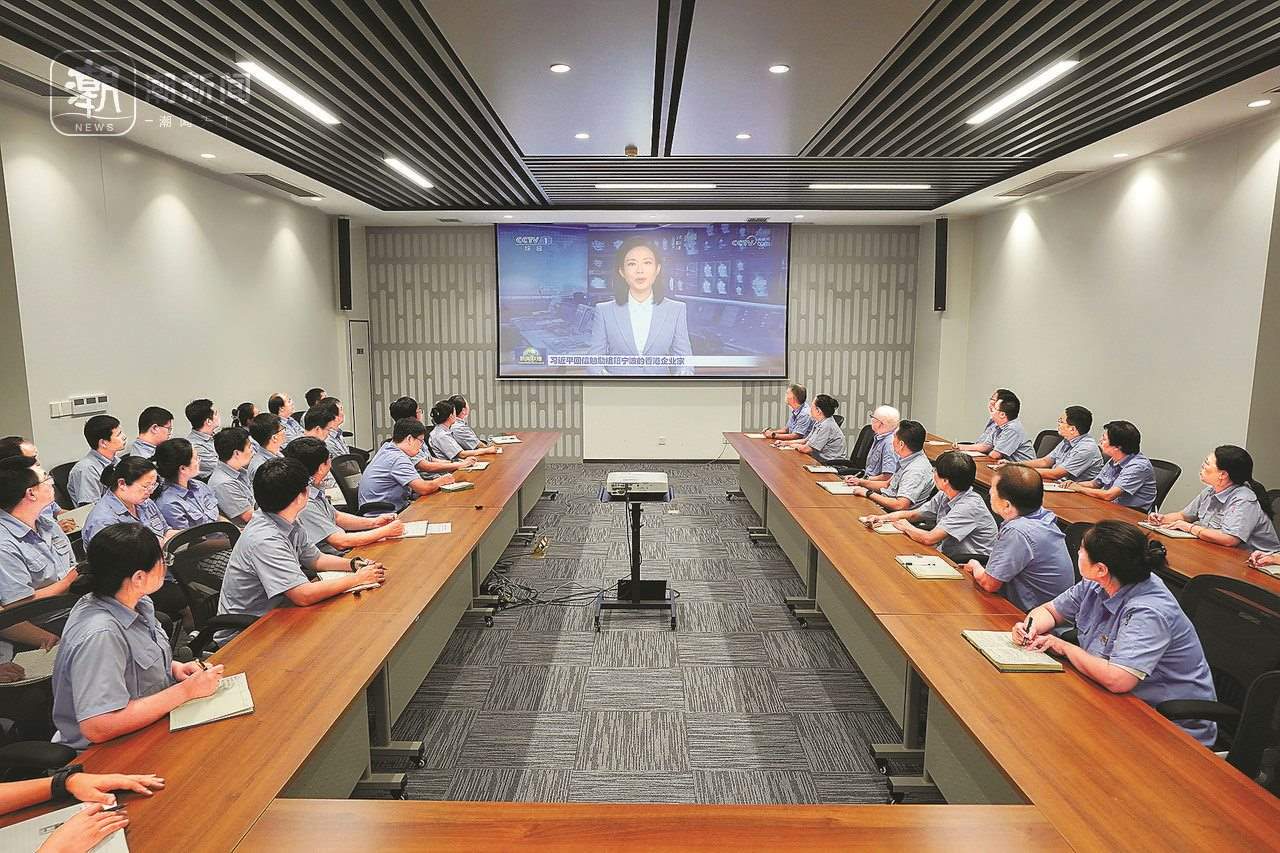 2024年8月1日晚，寧波永新光學股份有限公司員工集體觀看央視《新聞聯(lián)播》關于國家主席習近平給包陪慶、曹其鏞等祖籍寧波的香港企業(yè)家回信的報道。潮新聞記者 賀元凱 彭鵬 周旭輝 攝