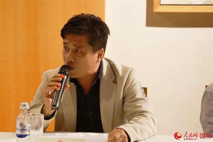 巴西中國浙江商會會長鄭俠茂在座談會上致辭。人民網(wǎng)記者 陳海琪攝