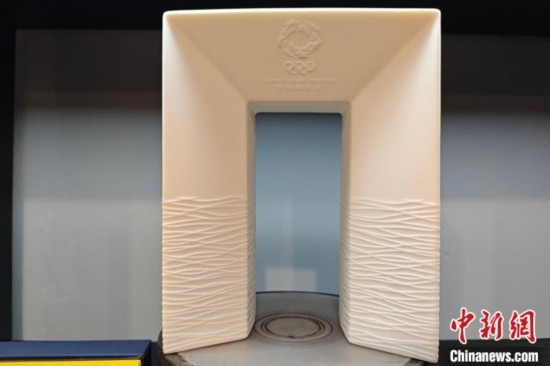 白瓷作品《凱旋尊》巧妙融合了法國與中國最具象征意義的藝術(shù)形式和元素進行再創(chuàng)造。 吳冠標(biāo) 攝