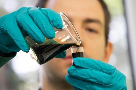 2022年5月24日，在匈牙利薩茲豪隆包陶多瑙河煉油廠(chǎng)，一名工人對(duì)通過(guò)阿德里亞輸油管道運(yùn)達(dá)的原油樣品進(jìn)行質(zhì)量分析。新華社發(fā)（弗爾季·奧蒂洛攝）