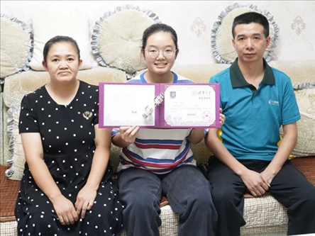 楊雨和父母。清華大學(xué)供圖