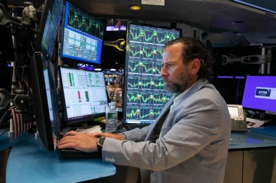 5月3日，交易員在美國(guó)紐約證券交易所交易大廳工作。新華社發(fā)（郭克攝）