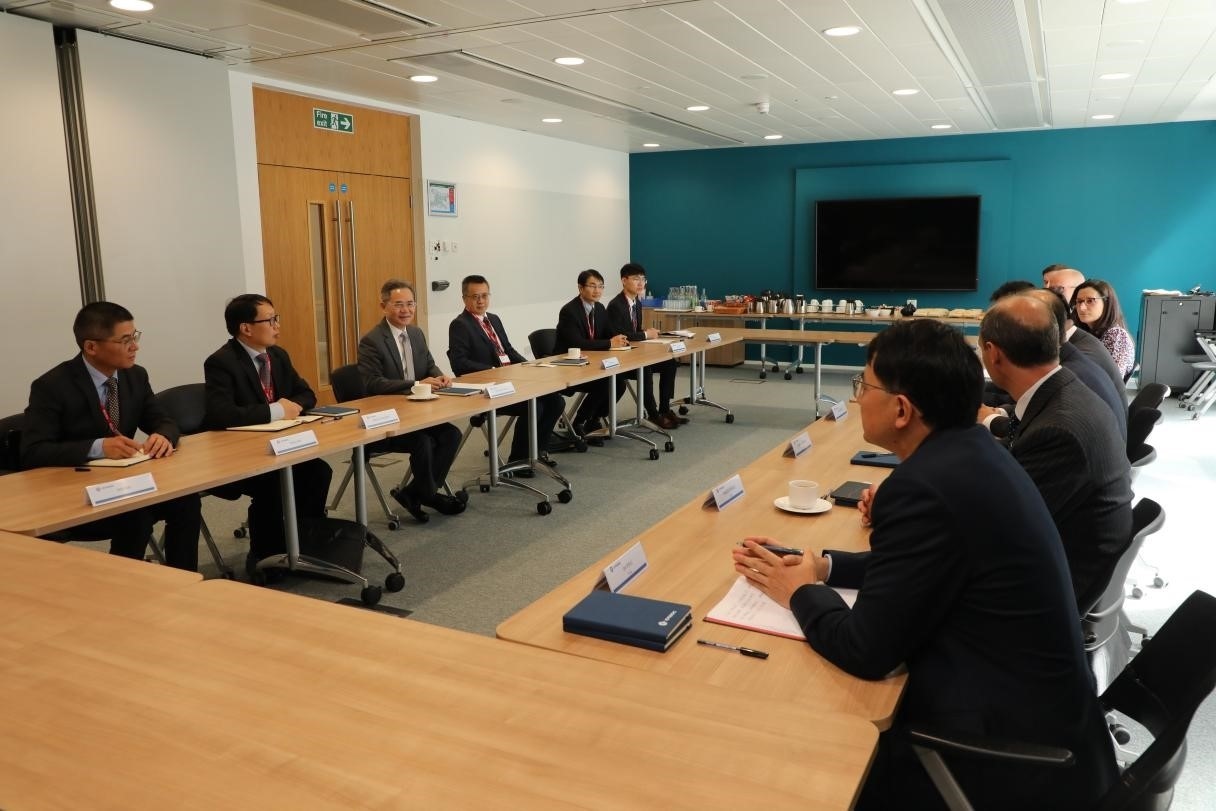 圖為中國駐英國大使鄭澤光與項(xiàng)目運(yùn)營團(tuán)隊(duì)及企業(yè)合作機(jī)構(gòu)負(fù)責(zé)人座談現(xiàn)場。中國駐英國使館供圖