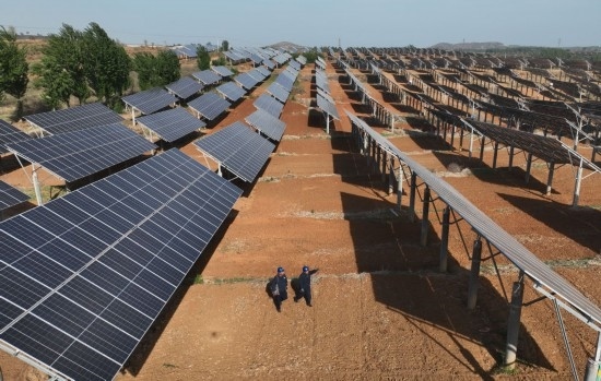 2024年4月16日，工人在河北省石家莊市靈壽縣譚莊鄉(xiāng)程家莊村的“農(nóng)光互補”光伏發(fā)電場巡查（無人機照片）。新華社記者 楊世堯 攝