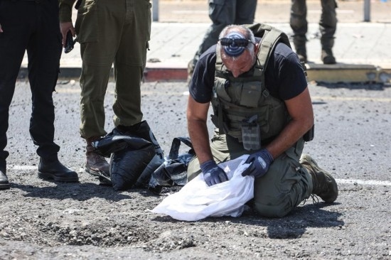 8月6日，在以色列納哈里亞，警方在無人機(jī)襲擊現(xiàn)場開展工作。以色列國防軍6日發(fā)表聲明說，多架無人機(jī)當(dāng)天從黎巴嫩射向以色列，造成以色列邊境城市納哈里亞數(shù)名平民受傷。新華社/基尼圖片社