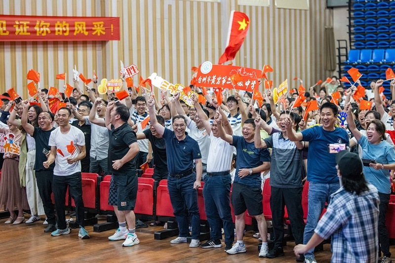 北京時(shí)間7月27日，2024年巴黎奧運(yùn)會(huì)首個(gè)比賽日，在射擊10米氣步槍混合團(tuán)體比賽中，中國(guó)選手黃雨婷/盛李豪獲得金牌。圖為黃雨婷的母校師生們通過(guò)收看奧運(yùn)直播的方式為她加油助威。