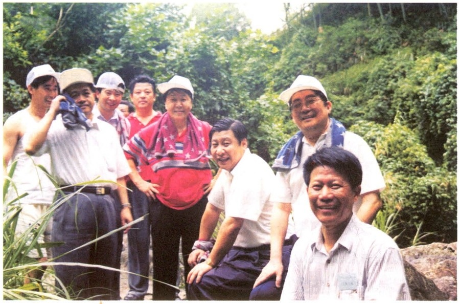 1999年6月，習(xí)近平在福州森林公園參加紀(jì)念毛主席“發(fā)展體育運(yùn)動，增強(qiáng)人民體質(zhì)”題詞47周年登山健身活動。（資料照片，來源：《習(xí)近平在福建》（下））