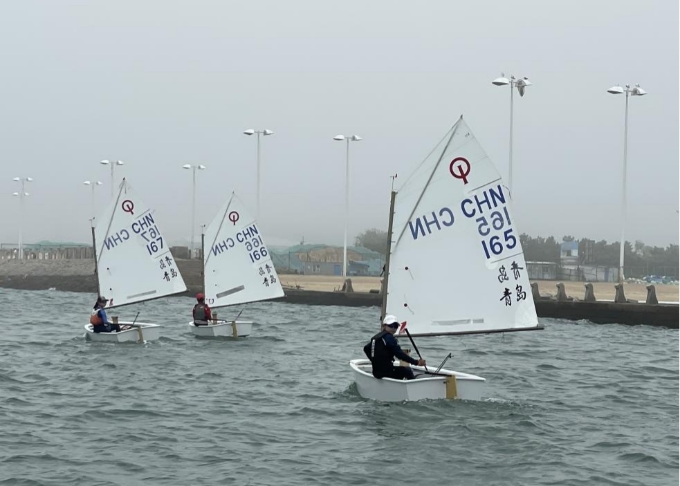 青島市嶗山區(qū)中韓小學(xué)帆船社團(tuán)進(jìn)行帆船訓(xùn)練。青島市嶗山區(qū)教育和體育局供圖