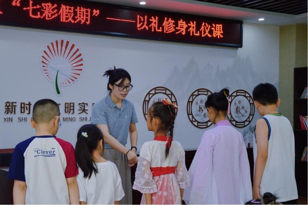 曲阜市小雪街道如意社區(qū)新時代文明實踐站以禮修身禮儀課。謝婉瑩 攝
