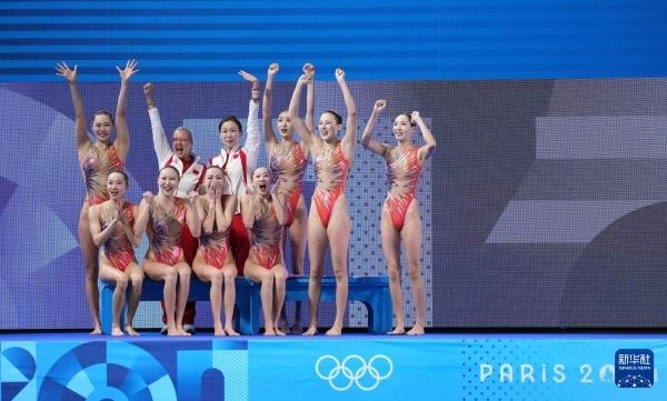 北京時(shí)間8月8日凌晨，巴黎奧運(yùn)會花樣游泳集體項(xiàng)目的最后一項(xiàng)比賽集體技巧自選在巴黎奧林匹克水上運(yùn)動(dòng)中心舉行。中國隊(duì)奪得花樣游泳集體項(xiàng)目金牌。圖為中國隊(duì)在比賽后慶祝奪冠。新華社記者 薛宇舸 攝