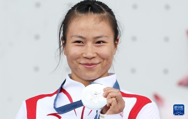 北京時(shí)間8月7日，在巴黎奧運(yùn)會(huì)攀巖女子速度賽比賽中，中國(guó)選手鄧麗娟獲得銀牌。圖為亞軍中國(guó)選手鄧麗娟在頒獎(jiǎng)儀式上。新華社記者 高靜 攝