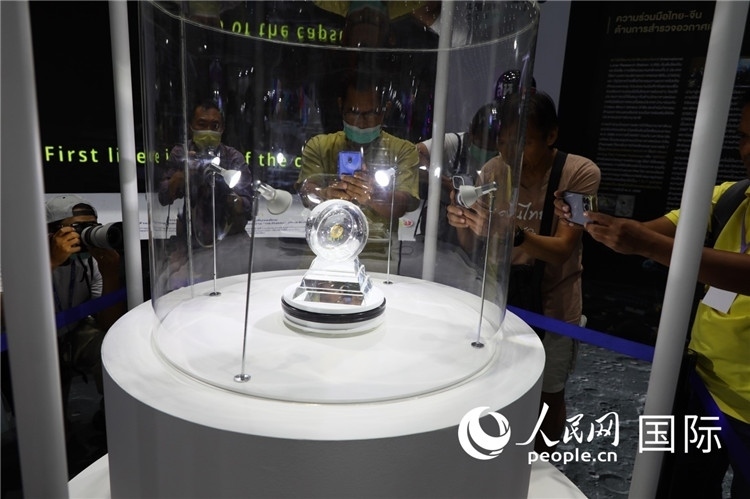 “嫦娥五號”探測器從月球帶回的月球樣品在泰國展出。人民網(wǎng)記者簡承淵攝