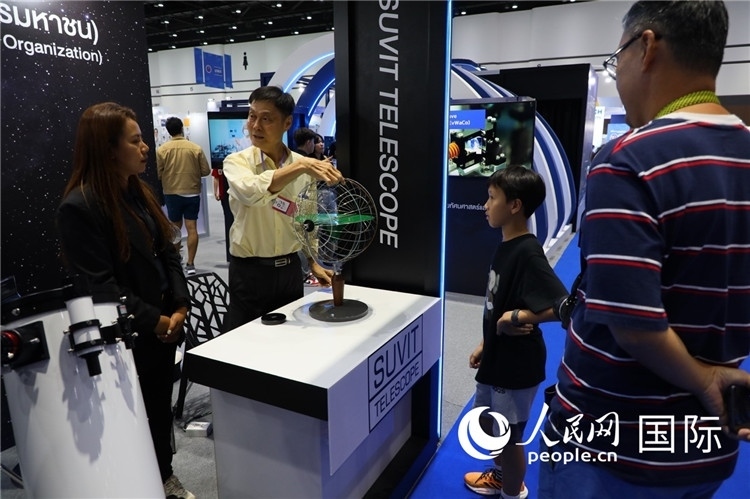 專家向觀眾講述航天知識。人民網(wǎng)記者簡承淵攝。