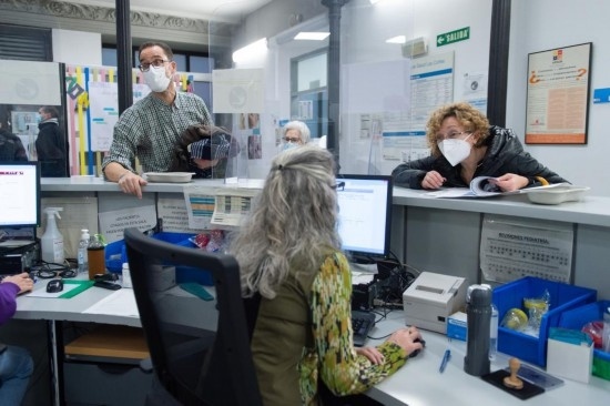 1月15日，人們在西班牙馬德里一家診所內(nèi)就診。新華社發(fā)（古斯塔沃·巴連特攝）