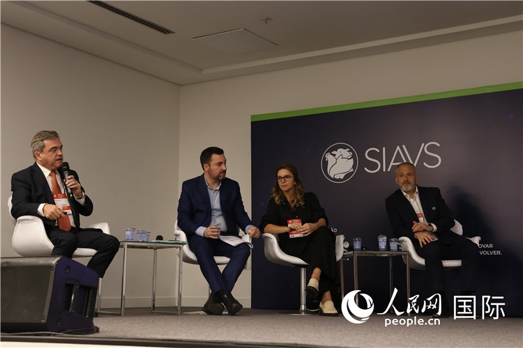 巴西動物蛋白協(xié)會高層管理人員在展覽會舉辦前接受外國記者采訪。 人民網(wǎng)記者 時元皓攝