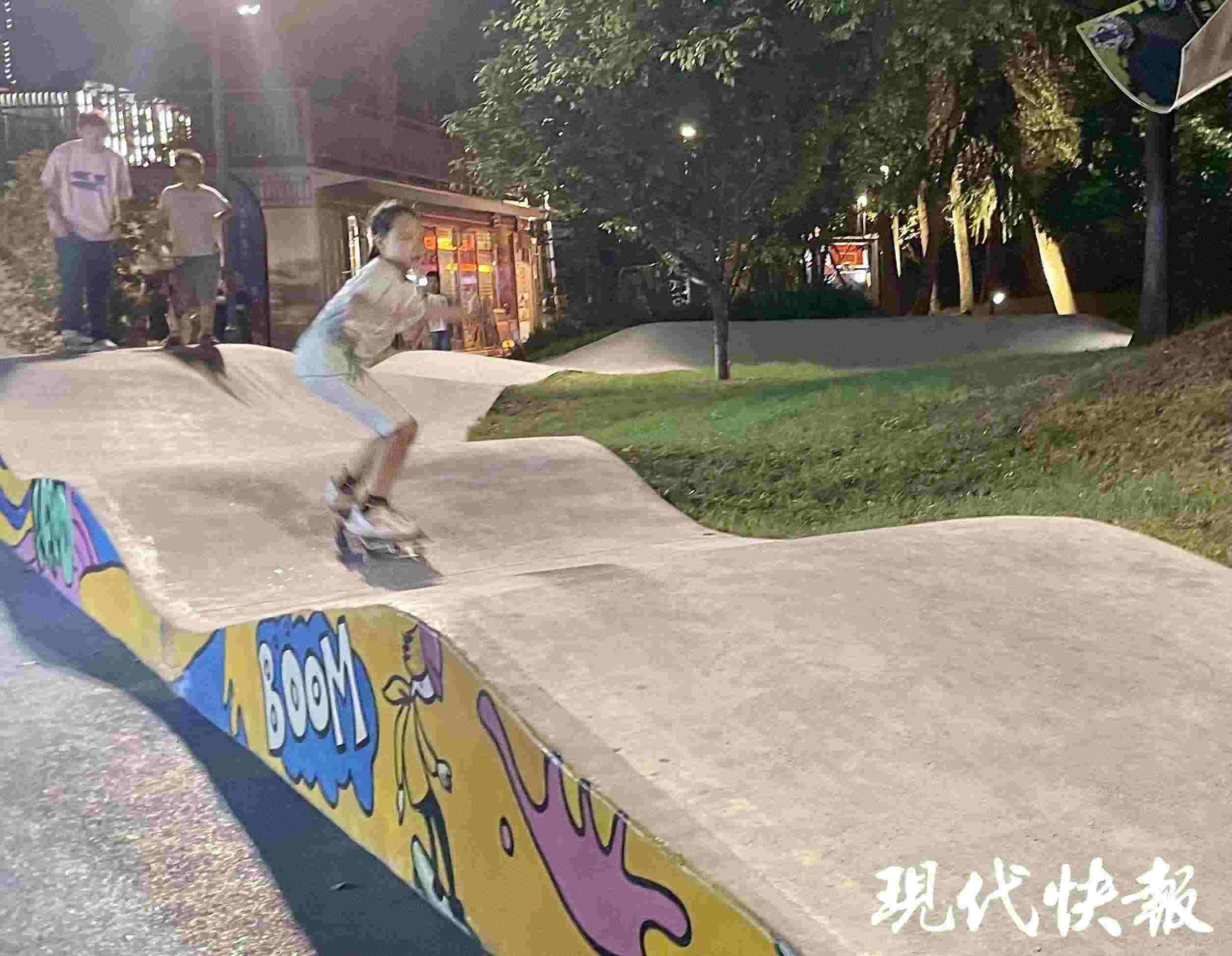 南京西城·夜未央的滑板場(chǎng)地上，一群青少年正在玩滑板