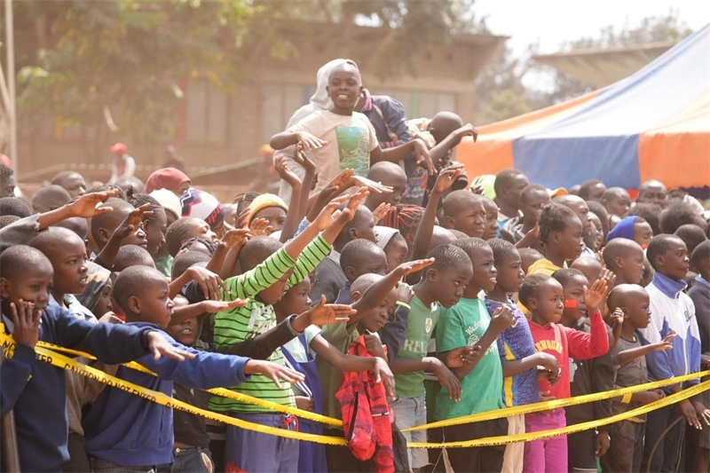 孩子們觀看達人秀。主辦方供圖