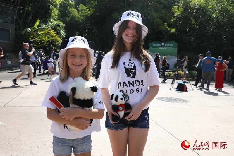 3、美國當?shù)卦S多民眾來圣迭戈動物園看熊貓。 人民網(wǎng)記者 李志偉攝