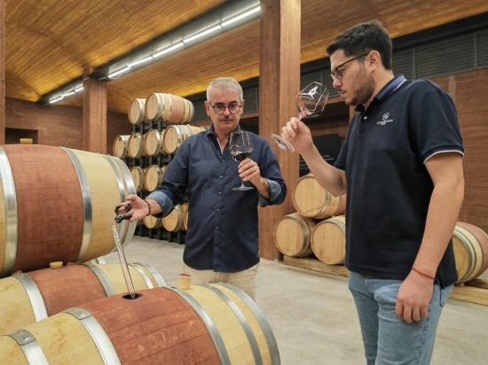  8月7日，尼古拉·格里馬（左）與同事在酒窖中。新華社記者 劉海 攝