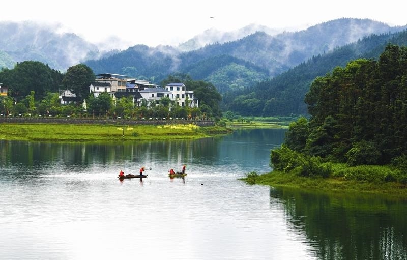 2024年6月5日，志愿者在湖南常寧市洋泉水庫清理水面漂浮物。