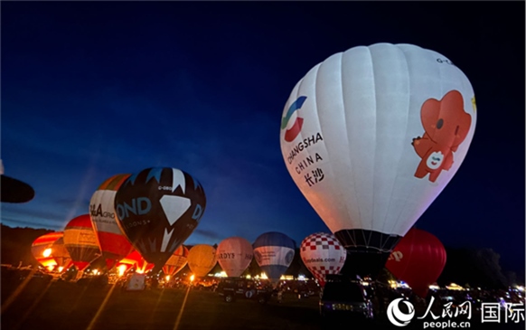 來自中國長沙的定制熱氣球亮相布里斯托國際氣球節(jié)。人民網(wǎng)記者 余穎攝