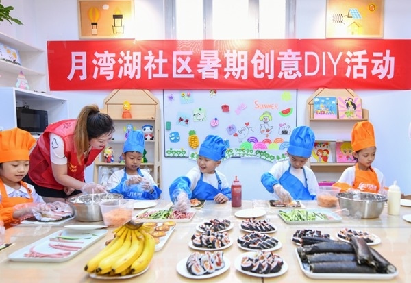 漯河市月灣湖社區(qū)青少年活動室里，志愿者教孩子們做手工。 齊國霞攝