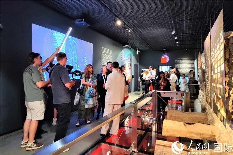 金磚國(guó)家城市主題攝影展現(xiàn)場(chǎng)。人民網(wǎng)記者 于宏建攝