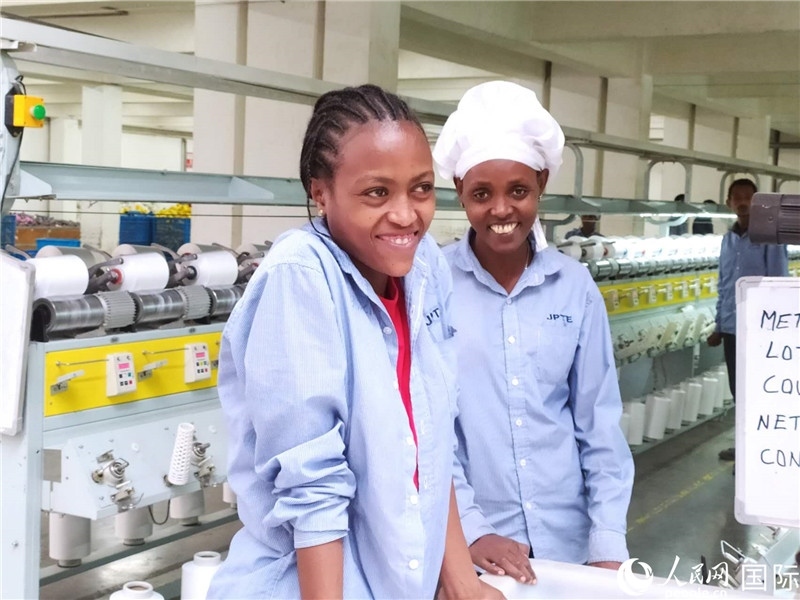 無錫金茂埃塞面料廠車間的當?shù)嘏?。人民網(wǎng)記者黃培昭攝