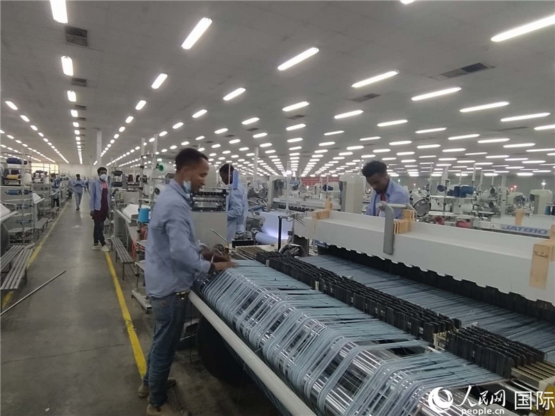 無錫金茂埃塞面料廠車間內，當?shù)毓と苏谝唤z不茍地作業(yè)。人民網(wǎng)記者 黃培昭攝