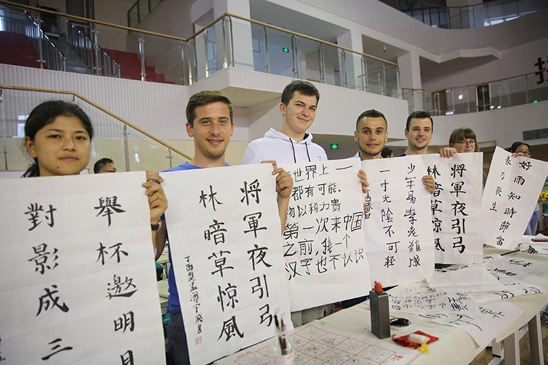 2017年6月5日，來(lái)自青島大學(xué)和中國(guó)石油大學(xué)（華東）的外國(guó)留學(xué)生在展示現(xiàn)場(chǎng)完成的書(shū)法作品。