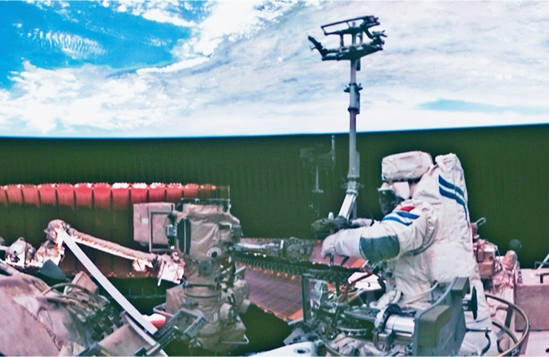 黨的十八大以來，我國科技事業(yè)取得歷史性成就、發(fā)生歷史性變革，科技自立自強成果持續(xù)涌現(xiàn)。圖為2024年7月3日在北京航天飛行控制中心拍攝的神舟十八號航天員李聰在空間站組合體艙外作業(yè)的畫面。 新華社記者 郭中正/攝