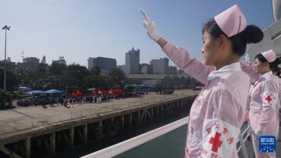 當?shù)貢r間8月16日上午10時許，執(zhí)行“和諧使命-2024”任務的中國海軍“和平方舟”號醫(yī)院船圓滿結(jié)束對莫桑比克的訪問，駛離馬普托港，前往本次任務第五站南非。新華社發(fā)（曹春耀 攝）