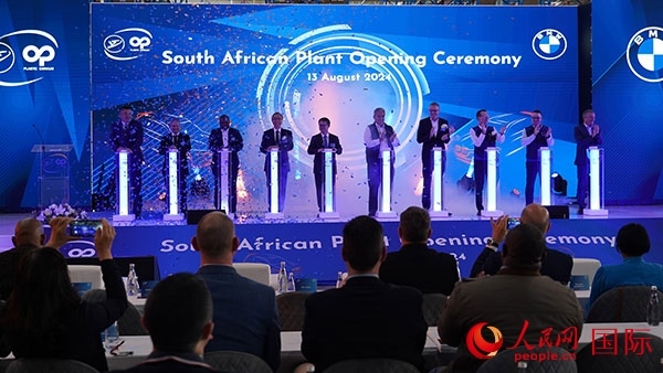 嘉賓點(diǎn)亮燈柱。人民網(wǎng) 張茜攝