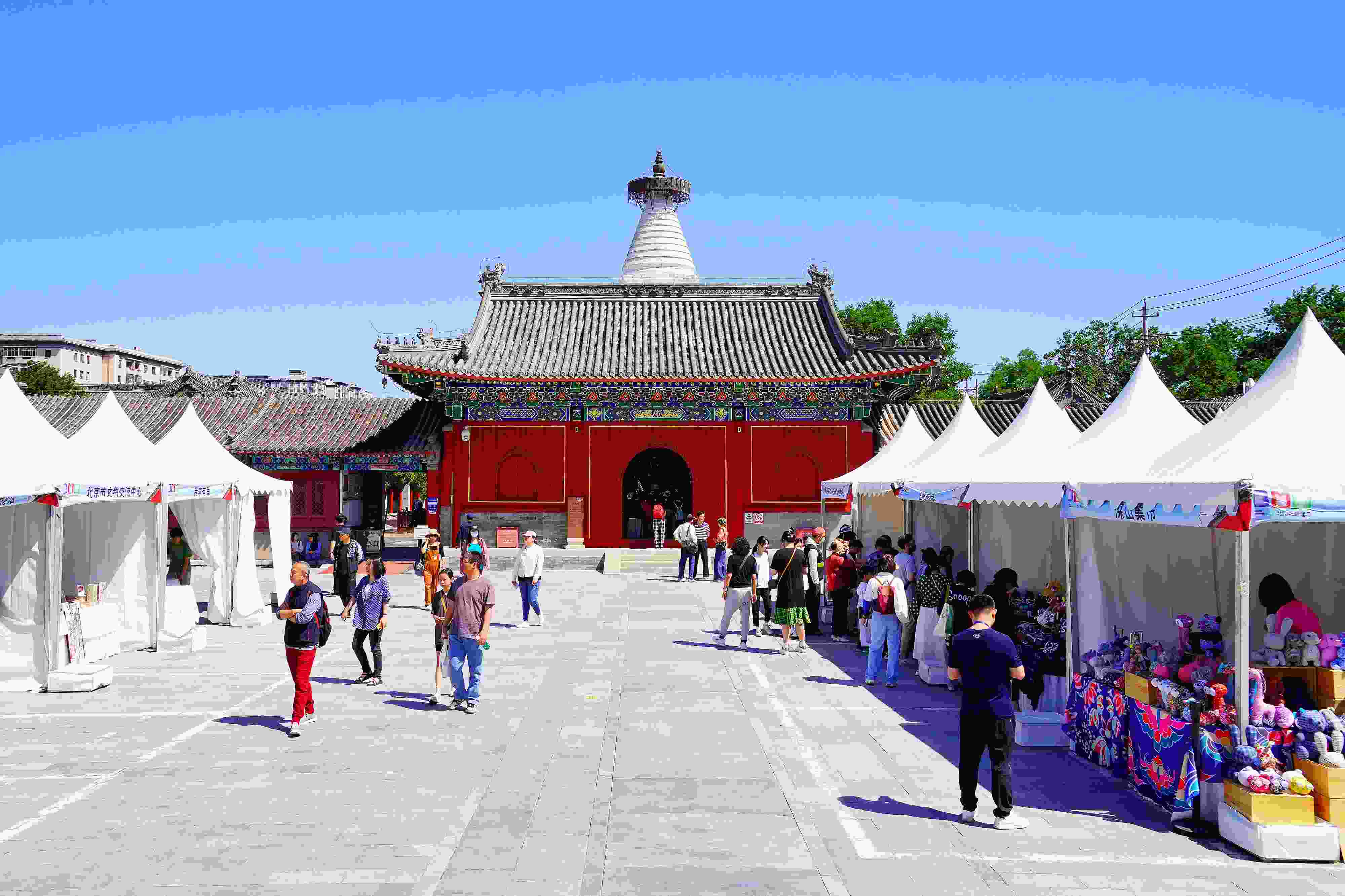 2024年5月，“北京白塔文化市集”在已有700余年歷史的妙應(yīng)寺白塔下舉行。