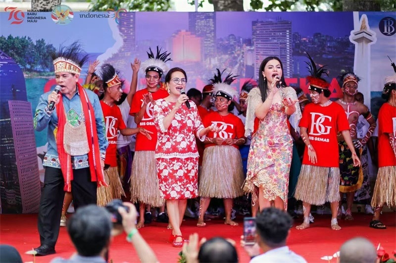 大使夫婦與演員一起共唱《明天會(huì)更好》。